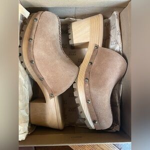 NWOT Ugg clogswomens 10